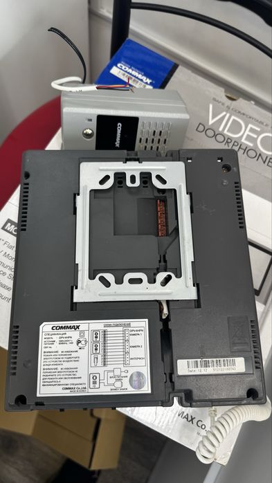 Видеодомофон черно-белый Commax DPV-4HP
