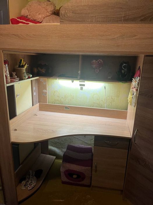 Ліжко-горище з шафою і письмовим столом