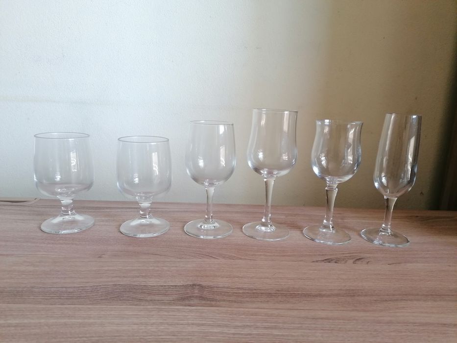 Vários conjuntos de copos