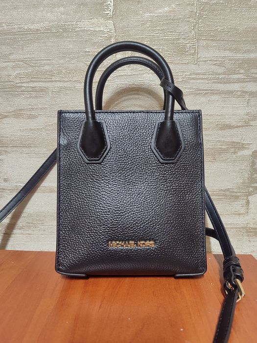 Чорна шкіряна сумка від Michael Kors.