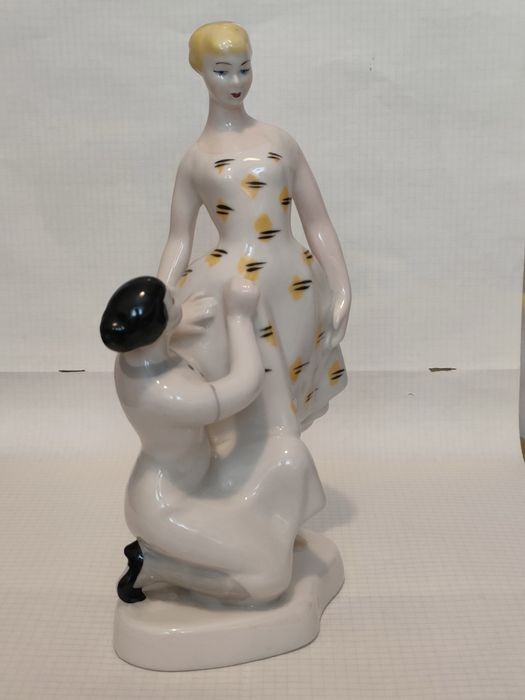 Статуэтка  примерка