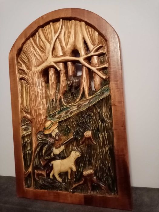 płaskorzeźba w drewnie polowanie na niedźwiedzia