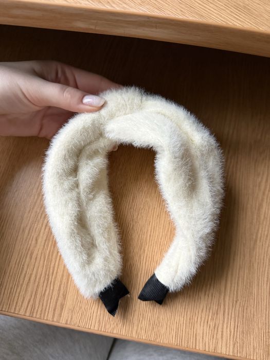 М’який обруч в формі бантику молочного кольору