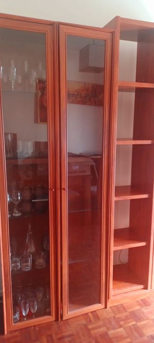 Movel com cristaleira castanho