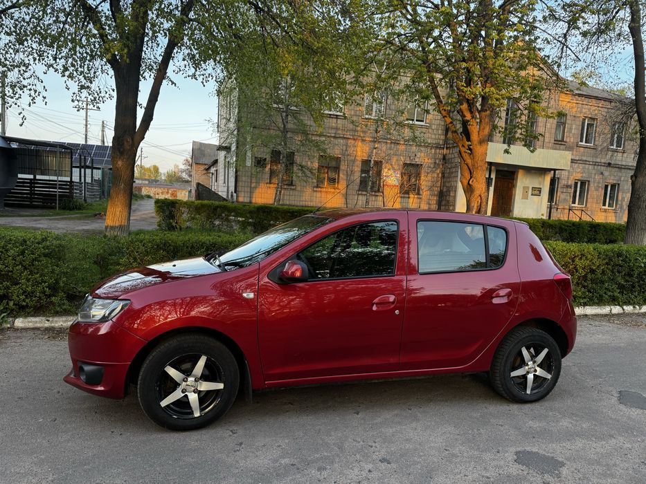 Авто Dacia Sandedo