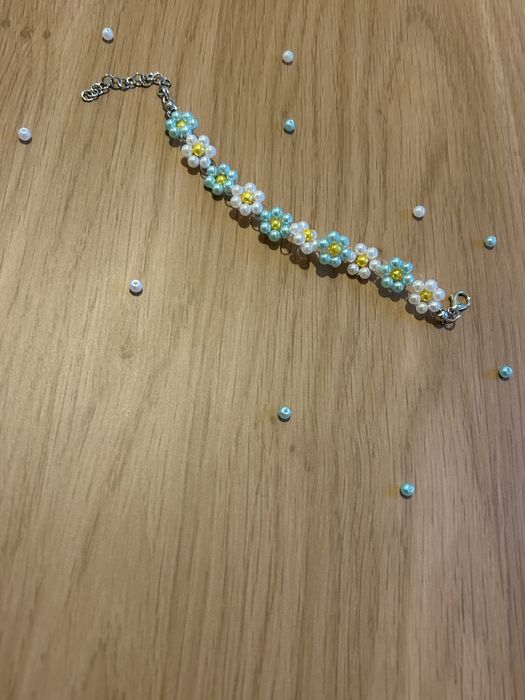 Pulseira feita com micangas