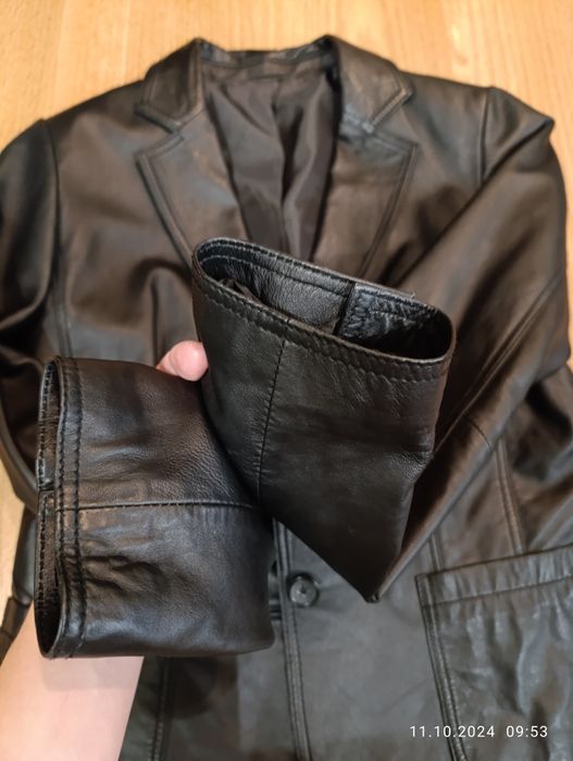 Шкіряна куртка чорного кольору