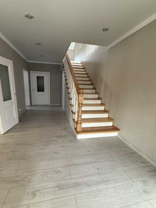 Продам сучасний двоповерховий будинок 180кв.м. з усіма комунікаціями