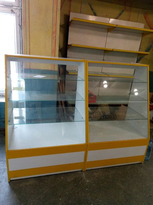 продам холодильний шкаф та прилавки