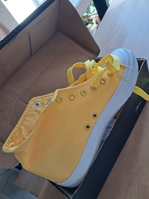 Яскраво жовті кеди