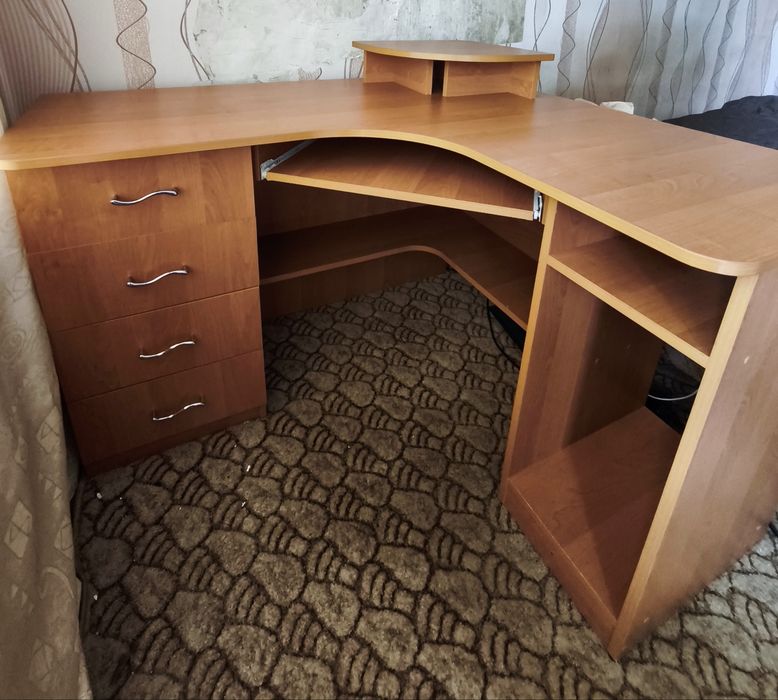 Продам комп'ютерний стіл кутовий. Самовивіз
