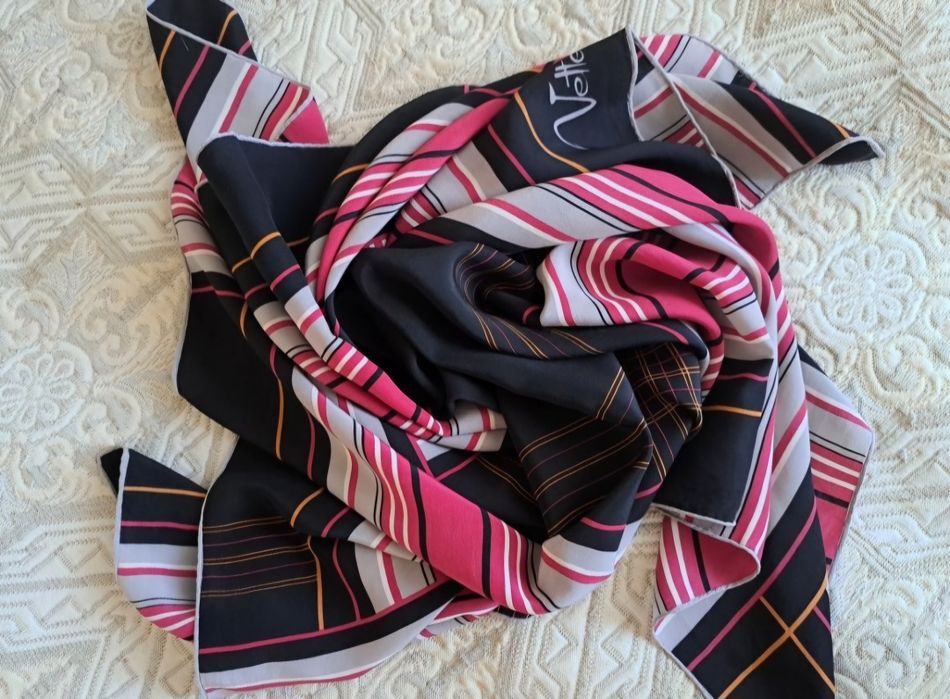 Платок silk, не polyester.  Швейцарія.