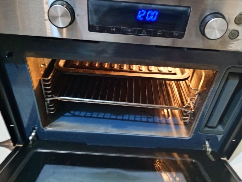 Продам духовку на кухню