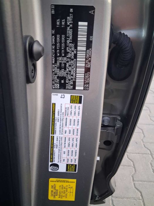 Обміняю преміальний гібрид на інше авто, нерухомість.