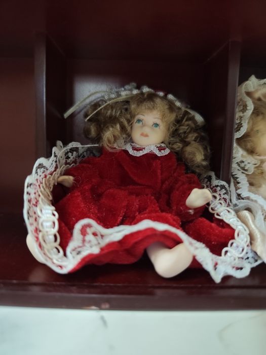 Bonecas de louça de coleção com expositor
