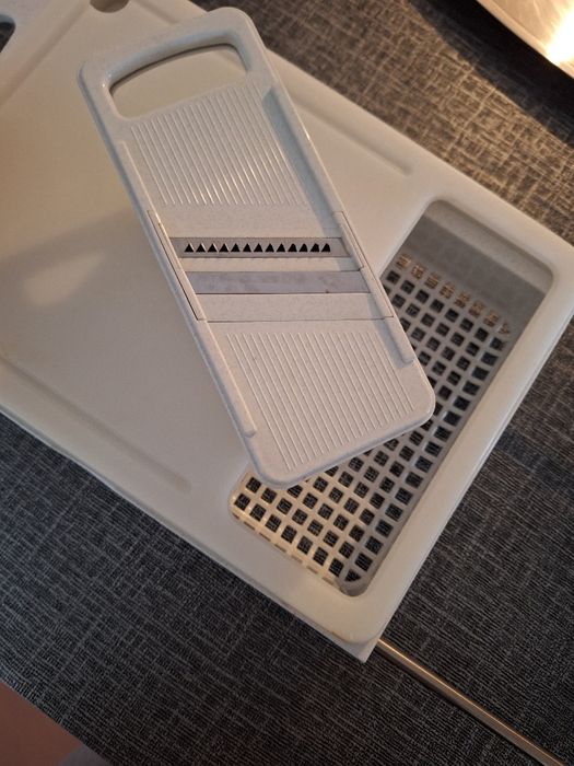 Conjunto tábua, escorredor de legumes, mandolina com acessórios