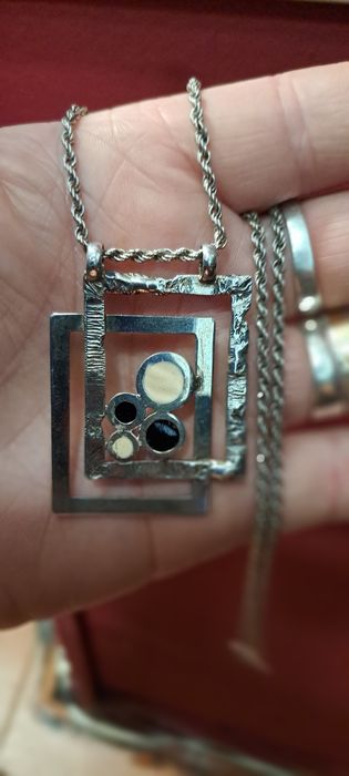 Cordão com pendente em prata.