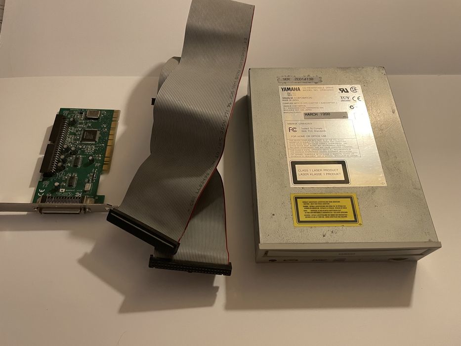 Gravador CD Yamaha CRW4260t scsi