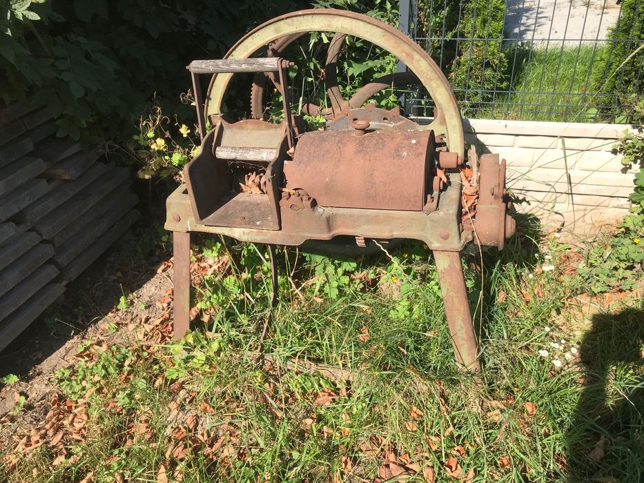 Stara żeliwna sieczkarnia