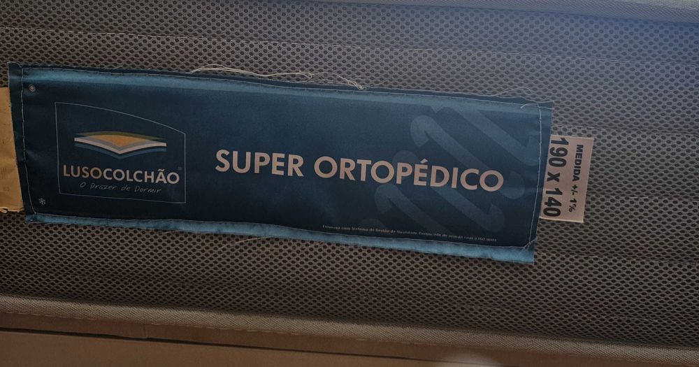 Cama de casal com cabeceira, sommier e colchão - 1,90x1,40