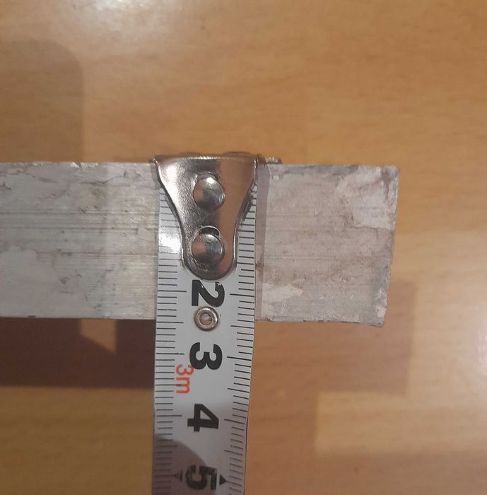 Алюминиевый уголок 40×25.