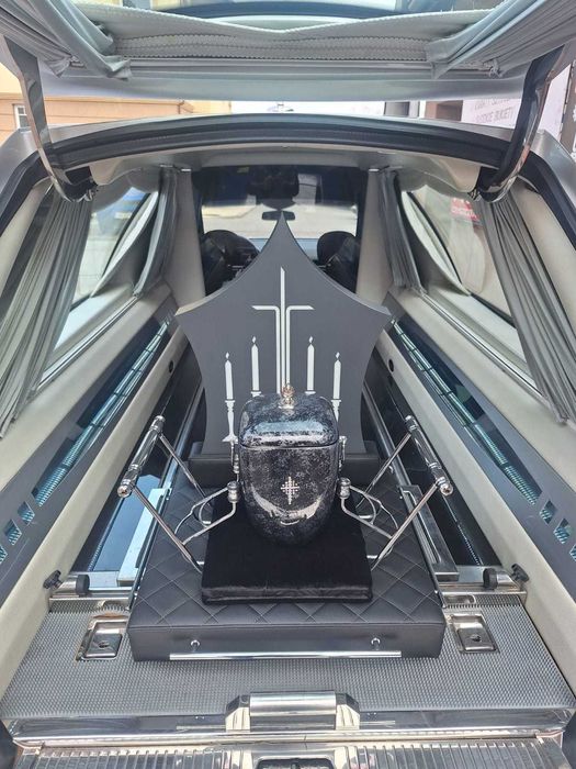 Karawan. Katafalk pod Urnę do Karawanu.