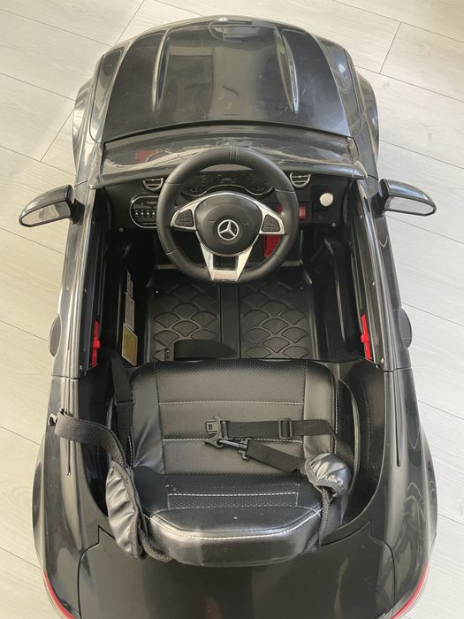 Mercedes-Benz, model C63 AMG na pilota akumulatory