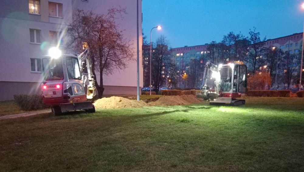 Przeciski pod drogami, minikoparka z wiertnicą, roboty ziemne, wod-kan