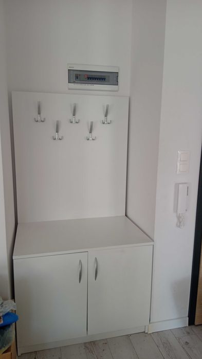 Szafka na buty z wieszakami na kurtki