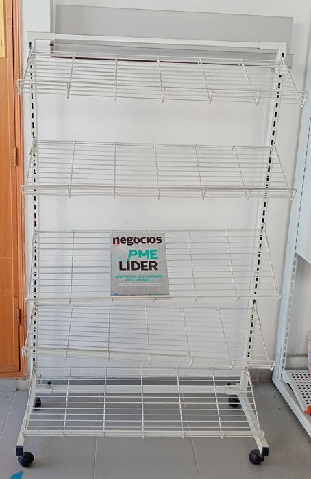 Prateleiras e móvel de gavetas