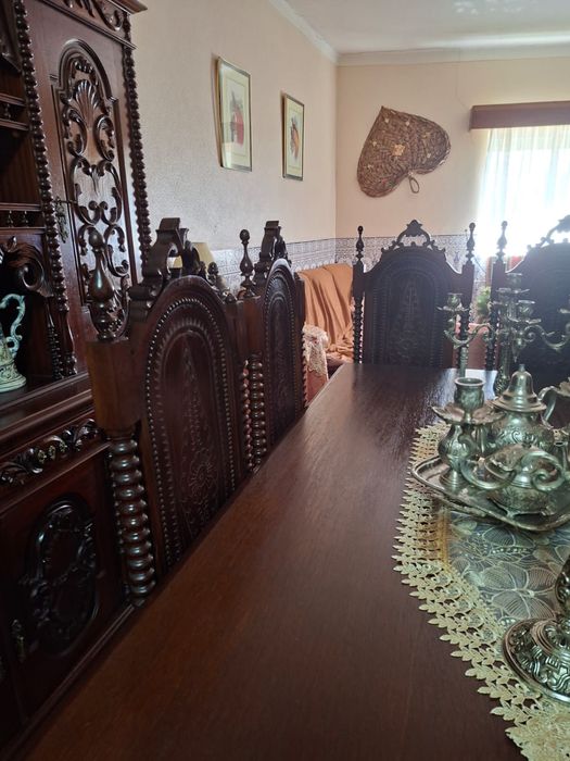 Mesa de jantar e 8 cadeiras antiga