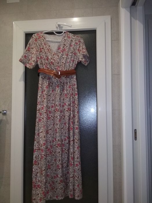 Vestido comprido flores oferta de cinto castanho.Tam m