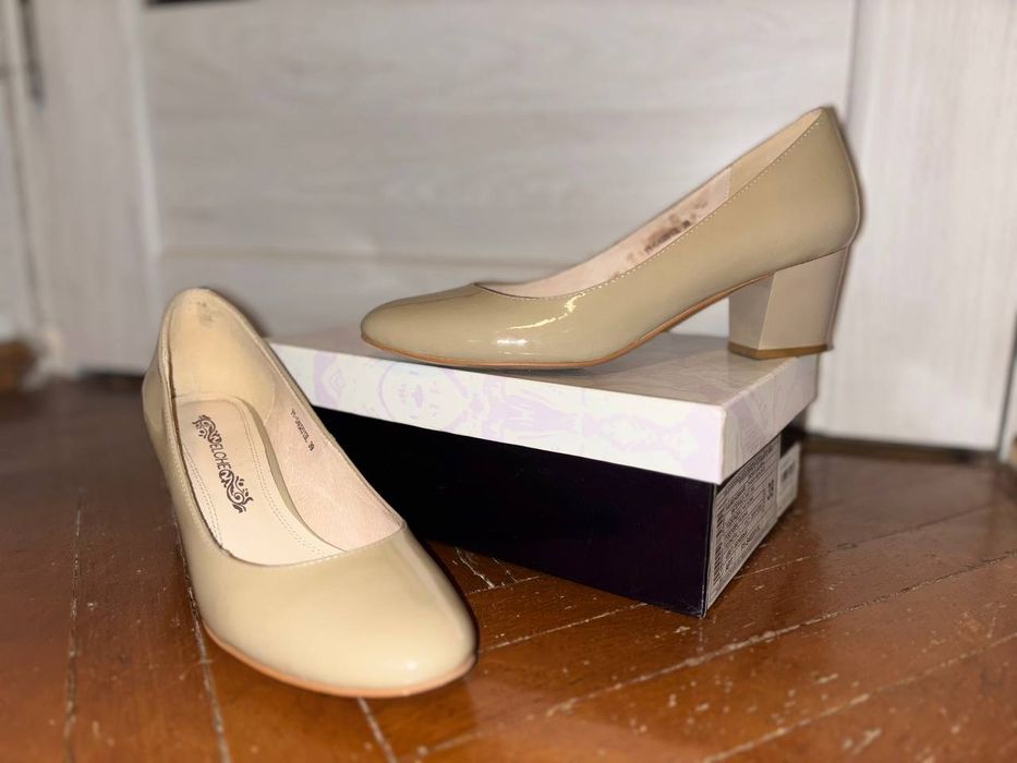 Темно-бежеві туфлі