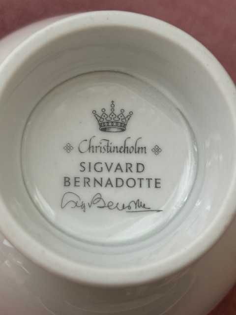 Porcelana  filiżanka ze spodkiem i talerzyk