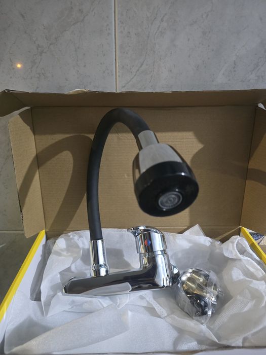 Torneira de cozinha a estrear nova na caixa
