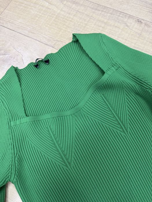 Трикотажна сукня в рубчик міні з розрізом та декольте, тепла, зелена