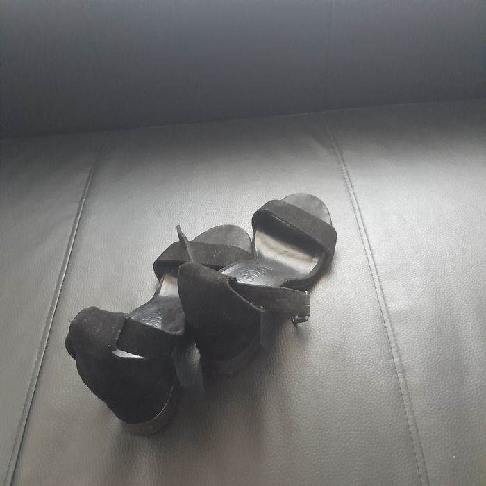 Sandálias de camurça preta da bershka