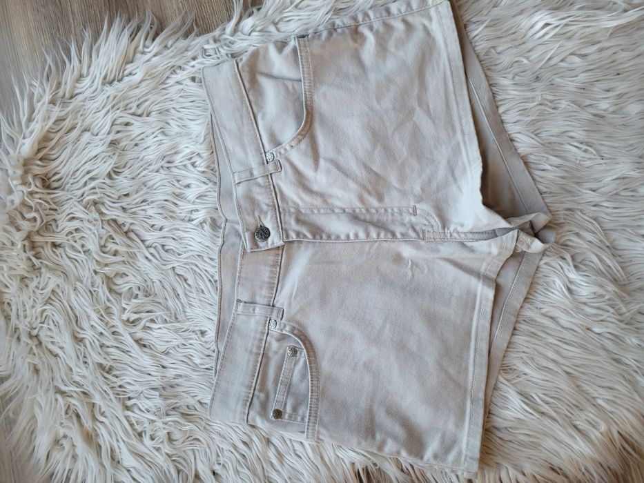 Beżowe krótkie spodenki
