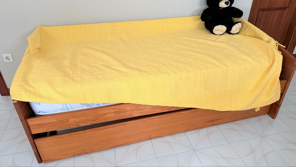 Cama com gaveta cerejeira (faz cama casal).