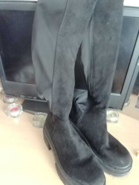 Botas de cano alto com fecho lateral