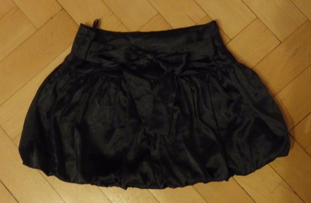 Spódniczka czarna satynowa na galowo rozm. 146 cm