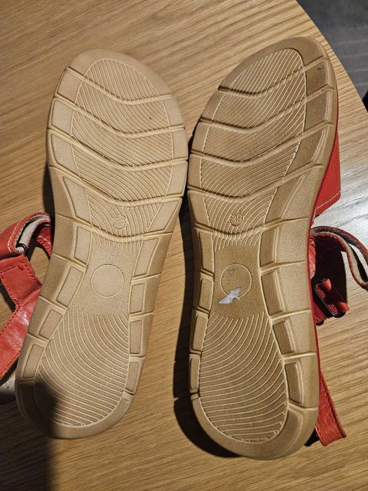 Damskie płaskie czerwone sandały Lasocki r.39