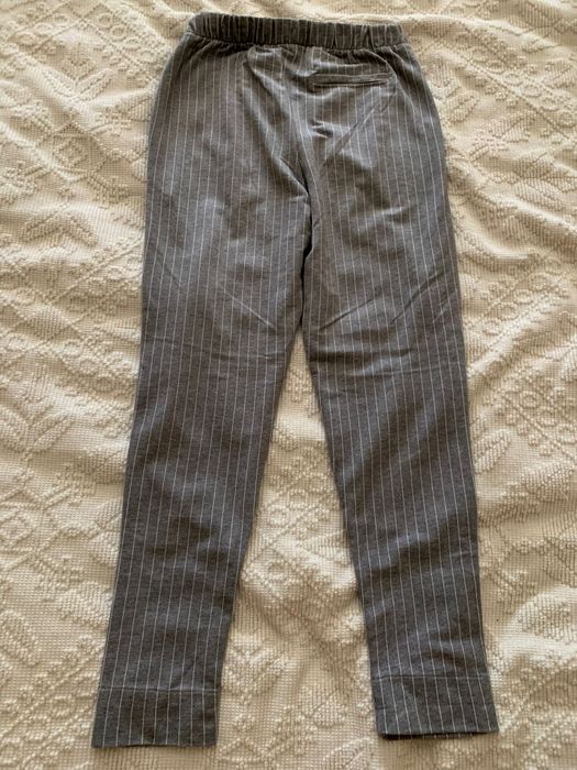 Calças cinza com branco