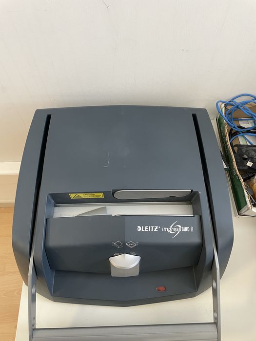 Máquina de encadernar de pressão - Leitz