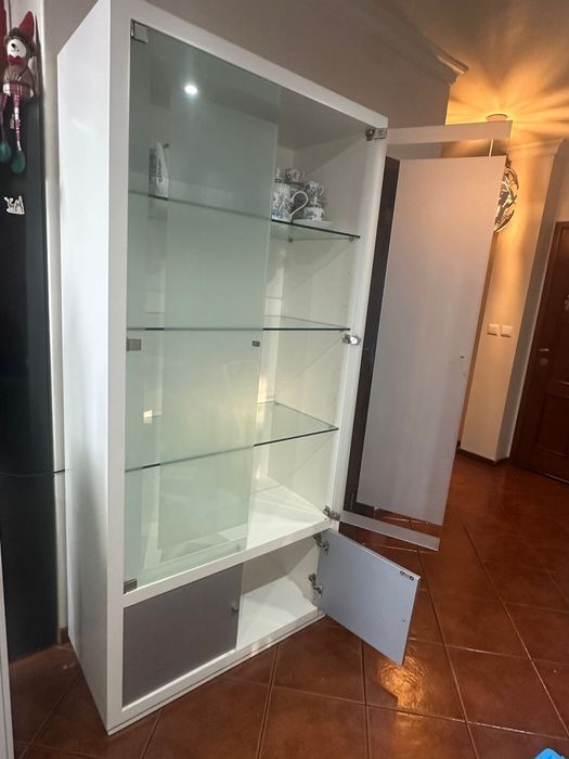 Movel branco com portas de vidro