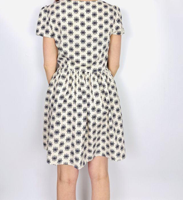 Kremowa sukienka z granatowym wzorem M 38 Atmosphere