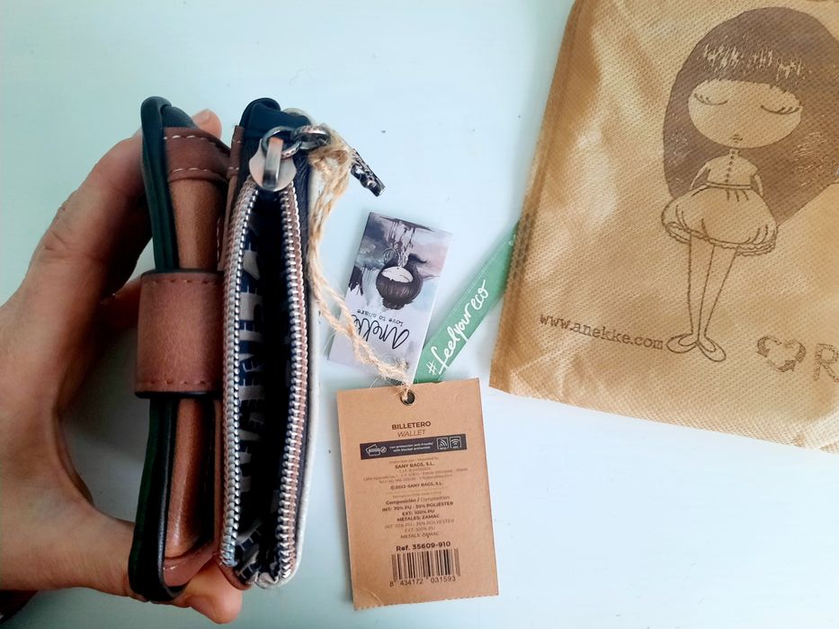 Carteira NOVA e C/ETIQUETA, da Anekke - Coleção "The Florest"