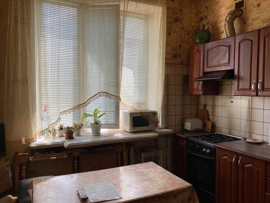 Продаж повнометражної 3-кімнатної квартири в центрі