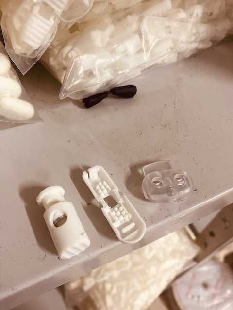 Insolvência 100,000 stoppers e Reguladores de cordões e ponteiras