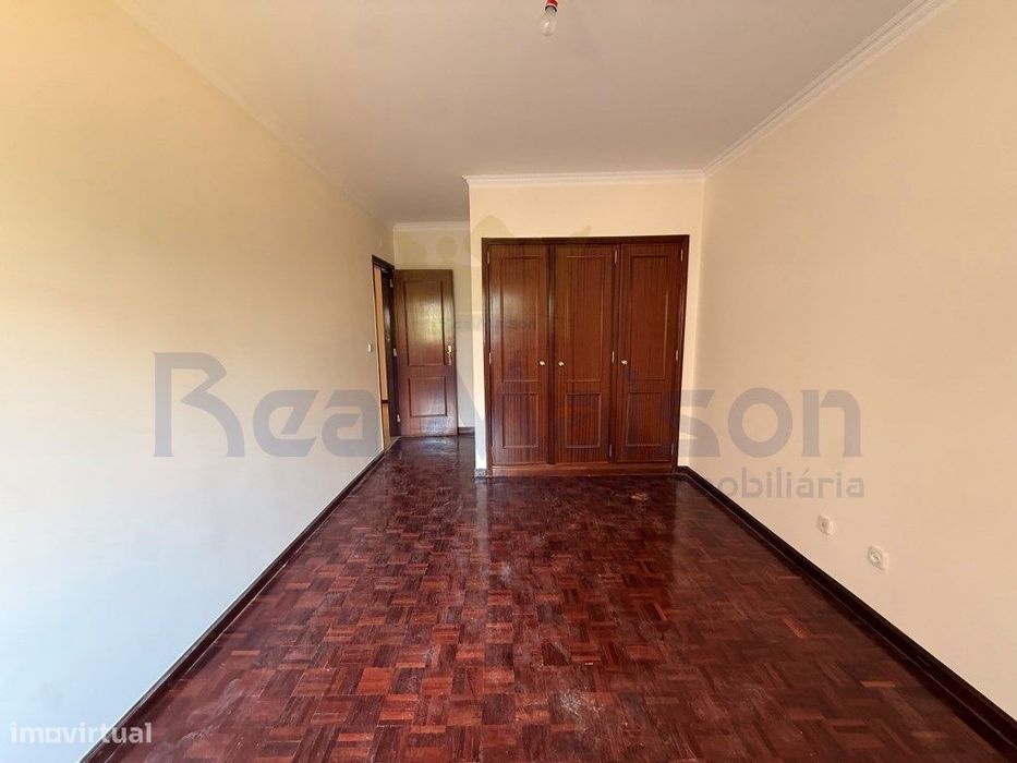 Vende-se Fantástico Apartamento c/ Parqueamento na Cavaleira
